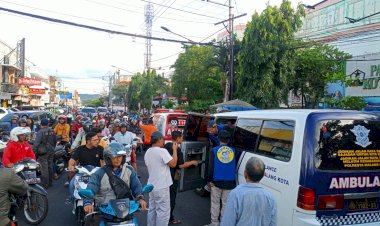 Respon-Cepat-Polisi-dan-Relawan-Amankan-ODGJ-yang-Acungkan-Sajam-di-Pasar-Besar-Kota-Malang